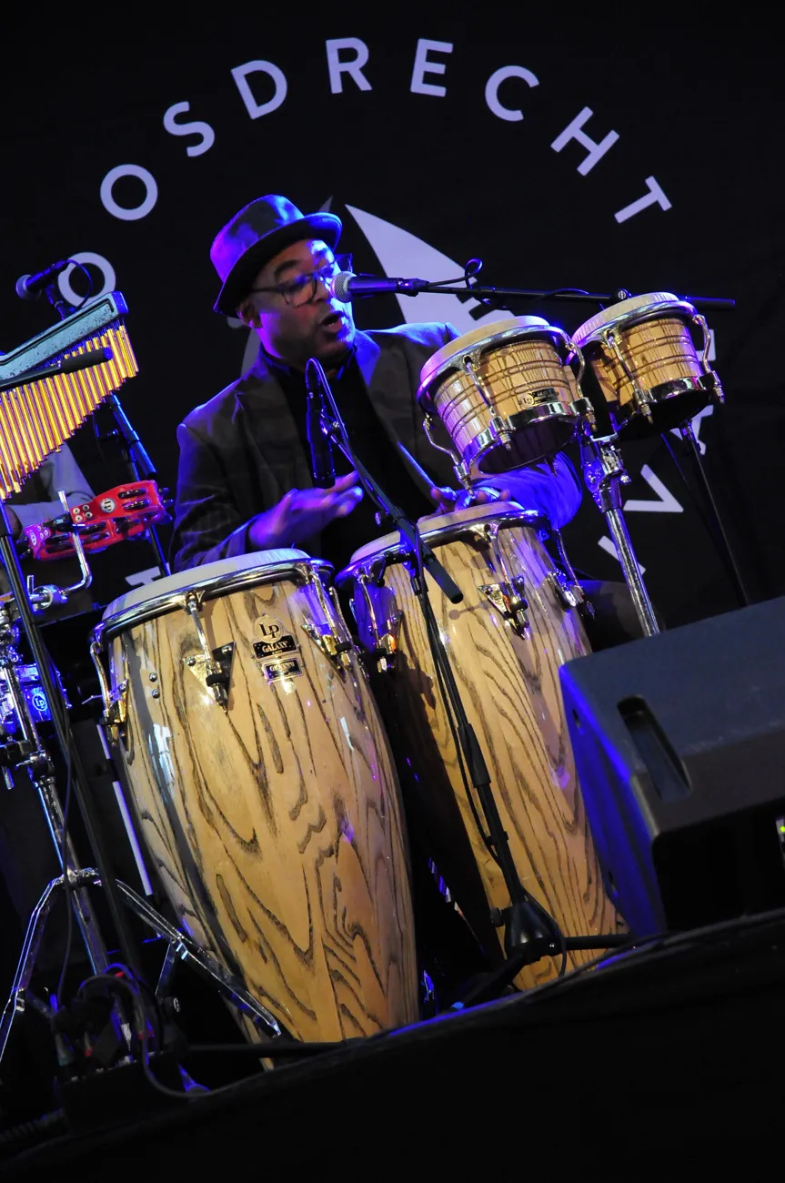 Zingende percussionist achter zijn conga's en bongo's